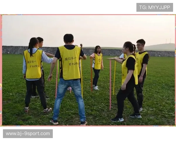 一群人脚绑一起走路考验团队默契与合作的趣味游戏大挑战